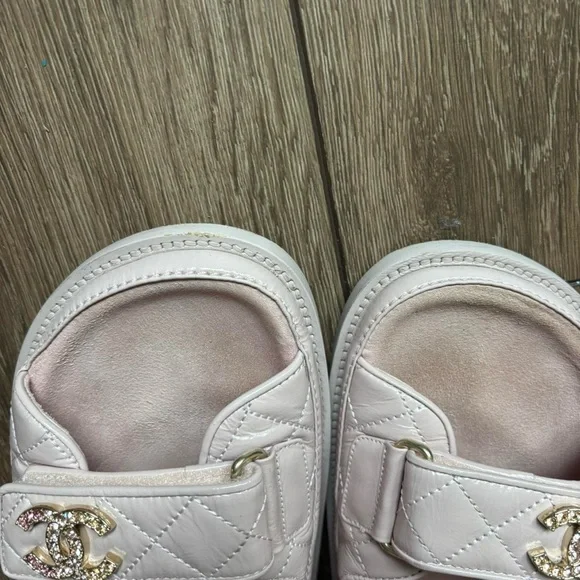 Chanel light pink shiny calfskin quilted dad crystal slide sandals size 40 - Picture 6 of 8